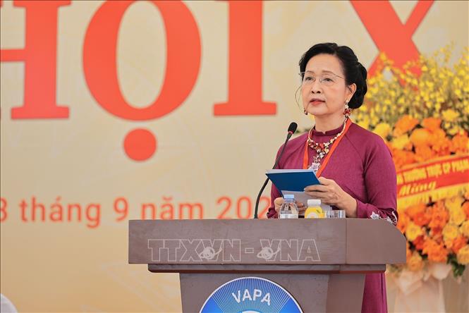 Đồng chí Trần Thị Thu Đông, Chủ tịch Hội Nghệ sĩ Nhiếp ảnh Việt Nam phát biểu khai mạc Đại hội. Ảnh: Lê Đông - TTXVN