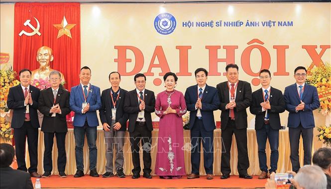 Ban Chấp hành Hội Nghệ sĩ Nhiếp ảnh Việt Nam khoá X nhiệm kỳ 2026 - 2031 ra mắt Đại hội. Ảnh: Lê Đông - TTXVN