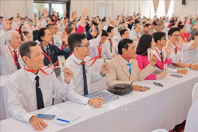 Các đại biểu biểu quyết thông qua Nghị quyết Đại hội khoá X. Ảnh: Lê Đông - TTXVN