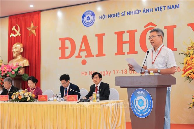 NSNA Lưu Quang Phổ, Chủ tịch Hội Nhiếp ảnh Thành phố Hải Phòng trình bày tham luận tại Đại hội. Ảnh: Lê Đông - TTXVN