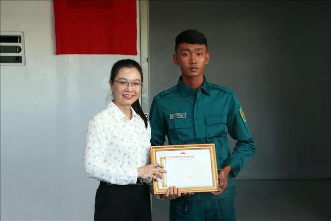 Lãnh đạo xã Gia Hòa khen thưởng lực lượng dân quân thường trực có đóng góp tích cực trong đợt cao điểm xóa nhà tạm, nhà dột nát tại xã Gia Hòa. Ảnh: Trung Kiên - TTXVN
