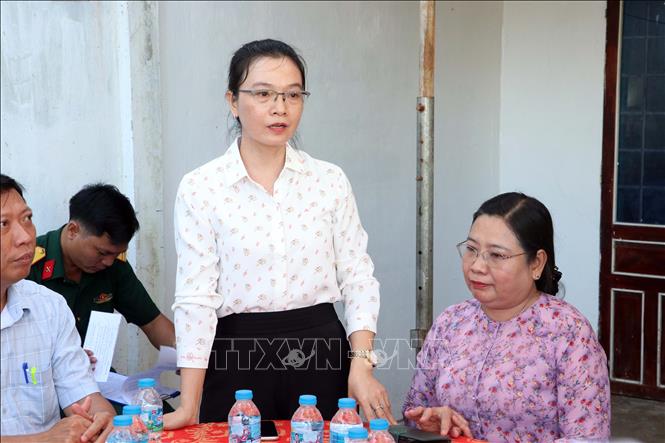 Bà Quách Ngọc Hiểu, Chủ tịch UBND xã Gia Hòa thông tin về công tác xóa nhà tạm cho con đẻ người hoạt động kháng chiến bị nhiễm chất độc hóa học tại địa phương. Ảnh: Trung Kiên - TTXVN