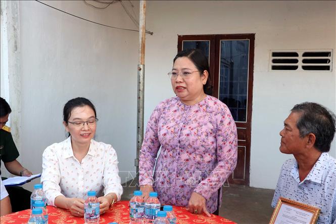Bà Hồ Thị Cẩm Đào, Chủ tịch Ủy ban MTTQ Việt Nam thành phố Cần Thơ phát biểu tại lễ bàn giao nhà cho con đẻ người hoạt động kháng chiến bị nhiễm chất độc hóa học tại xã Gia Hòa. Ảnh: Trung Kiên - TTXVN