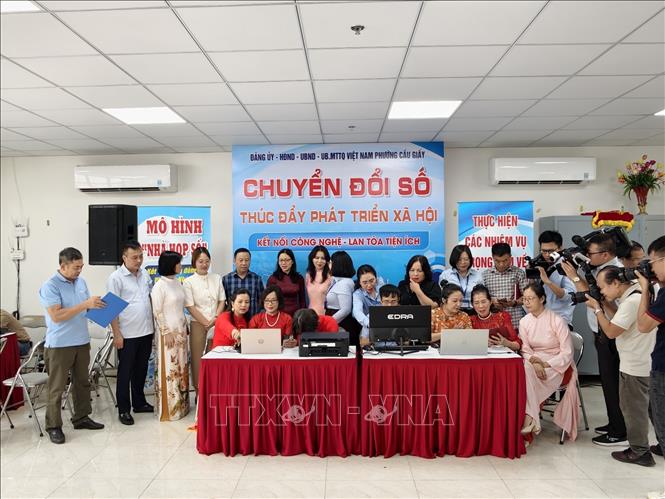 Đại biểu và người dân trải nghiệm các thiết bị, tiện ích tại mô hình “Nhà họp số” phường Cầu Giấy. Ảnh: Trung Nguyên - TTXVN
