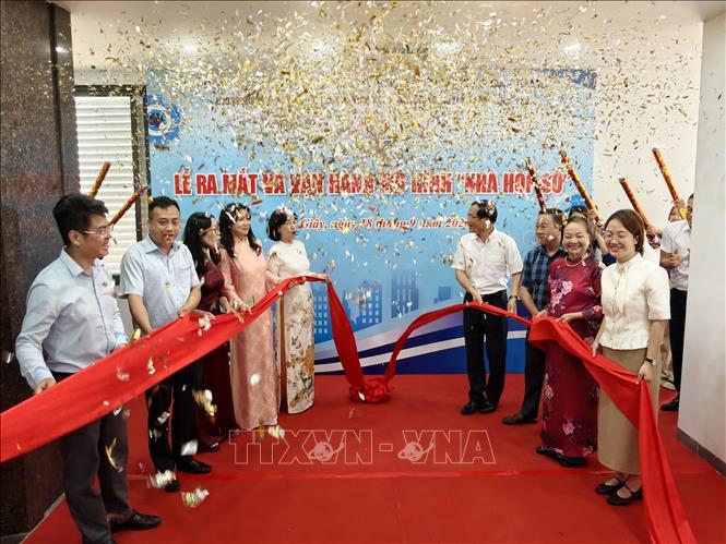 Các đại biểu thực hiện nghi thức ra mắt và vận hành mô hình “Nhà họp số” phường Cầu Giấy. Ảnh: Trung Nguyên - TTXVN
