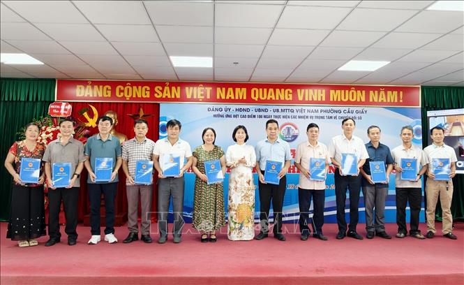 Lãnh đạo phường Cầu Giấy (Hà Nội) trao quyết định vận hành mô hình “Nhà họp số” tại các tổ dân phố trên địa bàn phường. Ảnh: Trung Nguyên - TTXVN