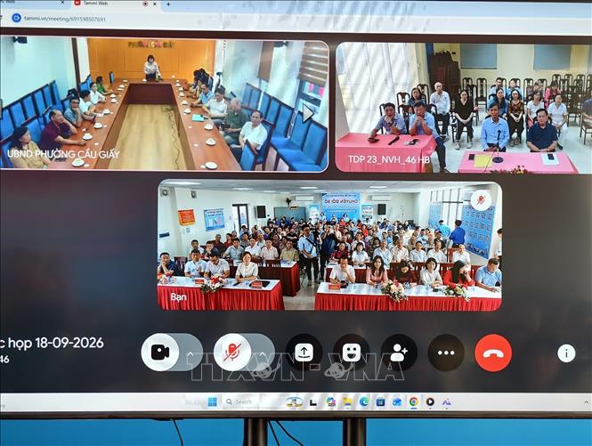 Kết nối họp trực tuyến giữa điểm cầu UBND phường Cầu Giấy với các điểm cầu tại tổ dân phố trong lễ ra mắt mô hình “Nhà họp số”. Ảnh: Trung Nguyên - TTXVN