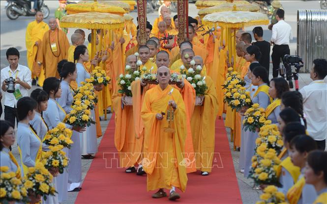Cung thỉnh chư tôn giáo phẩm. Ảnh: Văn Dũng-TTXVN