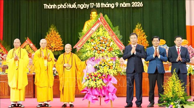Lãnh đạo thành phố tặng hoa chúc mừng Đại hội. Ảnh: Văn Dũng-TTXVN