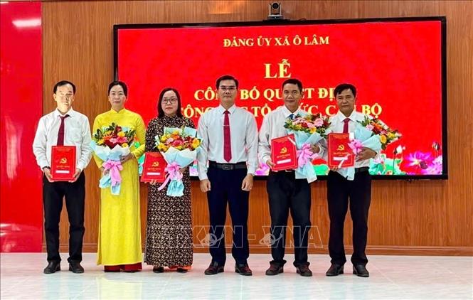 Lãnh đạo Đảng uỷ xã Ô Lâm, tỉnh An Giang trao quyết định thành lập các chi bộ mới trực thuộc Đảng bộ xã. Ảnh: Thanh Sang- TTXVN
