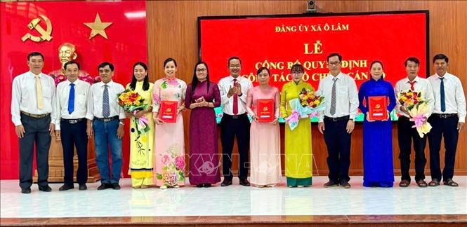 Lãnh đạo Đảng uỷ xã Ô Lâm, tỉnh An Giang trao quyết định chỉ định chi uỷ, Bí thư, Phó Bí thư các tổ chức cơ sở đảng. Ảnh: Thanh Sang- TTXVN
