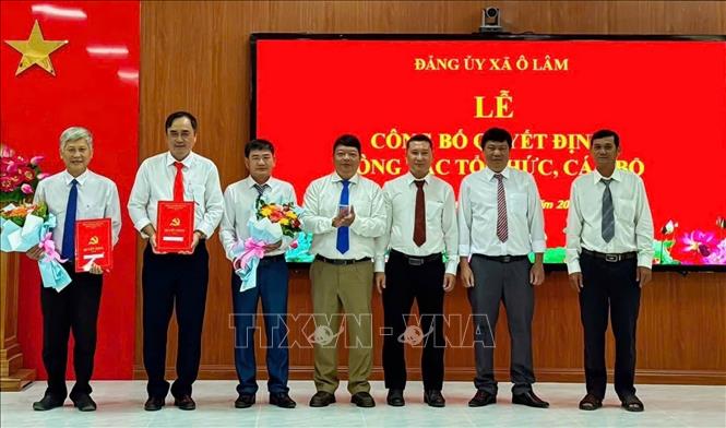 Lãnh đạo Đảng uỷ xã Ô Lâm, tỉnh An Giang trao quyết định chỉ định chi uỷ, Bí thư, Phó Bí thư các tổ chức cơ sở đảng. Ảnh: Thanh Sang- TTXVN