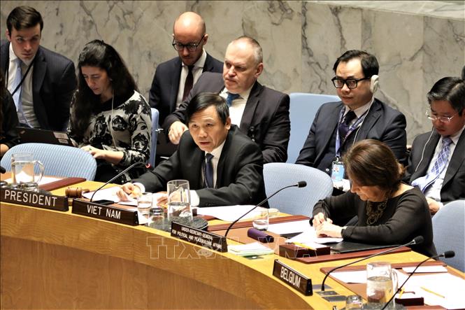 Trong nhiệm kỳ 2020–2021, Việt Nam chủ động tham gia công việc của Hội đồng Bảo an, thúc đẩy đối thoại, hợp tác và các giải pháp hòa bình đối với những vấn đề quốc tế. Trong ảnh: Ngày 21/1/2020, tại trụ sở Liên hợp quốc ở New York (Mỹ), trên cương vị Chủ tịch Hội đồng Bảo an Liên hợp quốc (HĐBA LHQ) trong tháng 1/2020, Đại sứ Đặng Đình Quý, Trưởng phái đoàn thường trực Việt Nam tại LHQ, chủ trì cuộc thảo luận mở của HĐBA về tình hình Palestine-Israel. Ảnh: Khắc Hiếu - Pv TTXVN tại Mỹ
