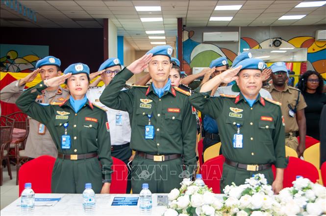 Lực lượng Việt Nam tiếp tục đóng góp tại các phái bộ gìn giữ hòa bình Liên hợp quốc bằng chuyên môn và tinh thần trách nhiệm. Trong ảnh: Ba sĩ quan Công an Việt Nam tham gia gìn giữ hòa bình LHQ tại Nam Sudan được trao Huy chương Gìn giữ hòa bình Liên hợp quốc (Nam Sudan, 10/2023). Ảnh: TTXVN