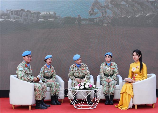 Sự tham gia của nữ quân nhân Việt Nam góp phần thúc đẩy vai trò của phụ nữ trong hoạt động gìn giữ hòa bình và hỗ trợ cộng đồng tại các phái bộ. Trong ảnh: Các nữ quân nhân tham gia GGHB Liên hợp quốc giao lưu với khán giả tại Triển lãm ảnh “Nữ quân nhân Việt Nam trong hoạt động GGHB Liên hợp quốc