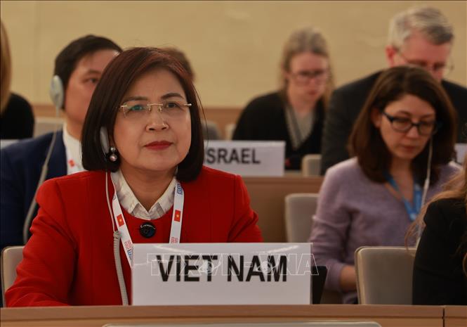 Việt Nam chủ động đề xuất, soạn thảo các nghị quyết tại Hội đồng Nhân quyền, đóng góp vào thúc đẩy đối thoại, hợp tác và bảo đảm quyền con người. Trong ảnh: Đại sứ Lê Thị Tuyết Mai, Trưởng Phái đoàn đại diện thường trực Việt Nam bên cạnh LHQ, Tổ chức thương mại thế giới và các tổ chức quốc tế khác tại Geneva (Thụy Sĩ) tham gia và phát biểu tại phiên họp (4/2023). Ảnh: Nguyễn Tuấn-PV TTXVN tại Geneva
