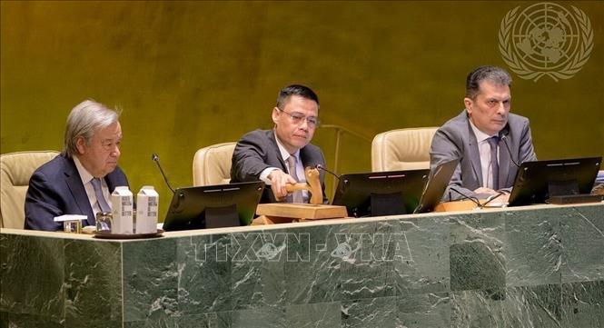 Ngày 29/3/2023, Đại hội đồng Liên hợp quốc đã thông qua bằng đồng thuận Nghị quyết yêu cầu Toà án Công lý Quốc tế (ICJ) đưa ra ý kiến tư vấn đối với vấn đề biến đổi khí hậu. Nghị quyết được đệ trình theo sáng kiến của Vanuatu và Nhóm nòng cốt gồm 18 nước, trong đó có Việt Nam. Với tư cách Phó Chủ tịch Đại hội đồng LHQ, Đại sứ Đặng Hoàng Giang, Trưởng Phái đoàn đại diện thường trực Việt Nam tại LHQ chủ trì phiên thảo luận và thông qua nghị quyết. Ảnh: Thanh Tuấn - Phóng viên TTXVN tại Mỹ