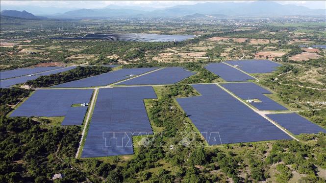 Chuyển dịch năng lượng và phát triển năng lượng tái tạo là một hướng đi gắn với mục tiêu giảm phát thải, bảo vệ môi trường và phát triển bền vững. Trong ảnh: Cụm nhà máy điện mặt trời Phước Thái tại tỉnh Khánh Hòa. Ảnh: Huy Hùng - TTXVN

