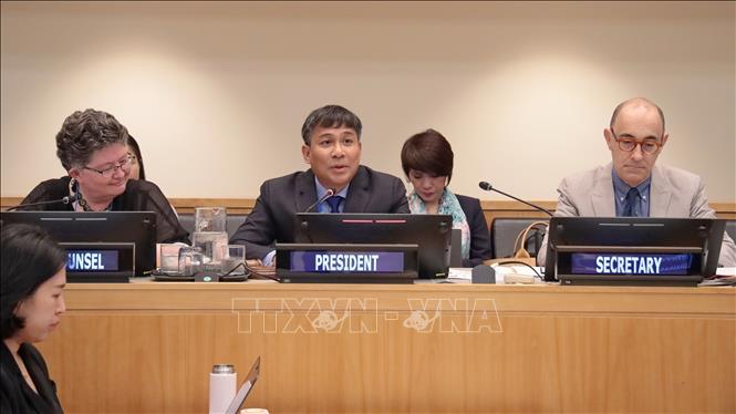 Việc tham gia sâu vào các cơ chế về luật biển và đại dương thể hiện đóng góp ngày càng thực chất của Việt Nam đối với việc duy trì trật tự pháp lý trên biển. Trong ảnh: Thứ trưởng thường trực Bộ Ngoại giao Nguyễn Minh Vũ (giữa) điều hành hội nghị trên cương vị Chủ tịch SPLOS 35 (6/2025). Ảnh: Thanh Tuấn - Phóng viên TTXVN tại Mỹ
