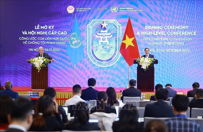 Việt Nam phối hợp với Liên hợp quốc tổ chức Lễ mở ký Công ước Hà Nội, tạo diễn đàn thúc đẩy đối thoại, hợp tác và xây dựng lòng tin trong phòng, chống tội phạm mạng. Trong ảnh: Thủ tướng Phạm Minh Chính cùng Tổng Thư ký Liên hợp quốc tại cuộc gặp gỡ báo chí Lễ mở ký và Hội nghị cấp cao Công ước của Liên hợp quốc về chống tội phạm mạng. Ảnh: Dương Giang-TTXVN