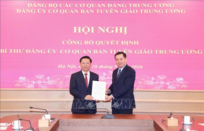 Đồng chí Nguyễn Long Hải, Uỷ viên Trung ương Đảng, Phó Bí thư Thường trực Đảng uỷ các cơ quan Đảng Trung ương trao Quyết định cho đồng chí Trần Thanh Lâm. Ảnh: Phương Hoa - TTXVN