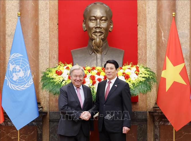  Lễ mở ký Công ước Hà Nội là điểm nhấn quan trọng trong quan hệ Việt Nam - Liên hợp quốc năm 2025, với sự tham dự của đông đảo đoàn quốc tế. Trong ảnh: Chủ tịch nước Lương Cường và Tổng Thư ký Liên hợp quốc António Guterres cùng các Trưởng đoàn dự Lễ mở ký Công ước Hà Nội (10/2025). Ảnh: Lâm Khánh - TTXVN 
