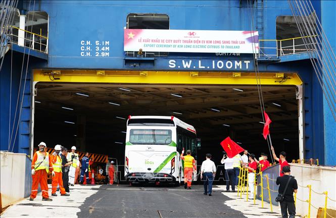 Xe ô tô buýt thuần điện của Kim Long Motor được đưa lên tàu biển để sang Thái Lan. Ảnh: Nguyên Lý - TTXVN