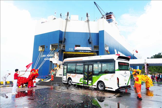 Xe ô tô buýt thuần điện của Kim Long Motor di chuyển từ cảng Chân Mây, thành phố Huế lên tàu biển để sang Thái Lan. Ảnh: Nguyên Lý - TTXVN