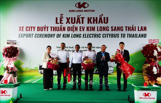 Lãnh đạo cảng Chân Mây, thành phố Huế trao tặng quà cho đoàn thủy thủ tàu vận chuyển xe ô tô buýt của Kim Long Motor sang Thái Lan. Ảnh: Nguyên Lý - TTXVN