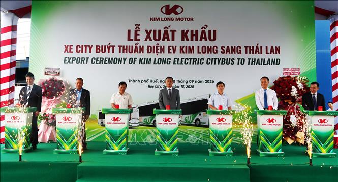 Đại biểu thực hiện nghi thức chính thức xuất khẩu xe ô tô buýt của Kim Long Motor sang Thái Lan từ cảng Chân Mây, thành phố Huế. Ảnh: Nguyên Lý - TTXVN