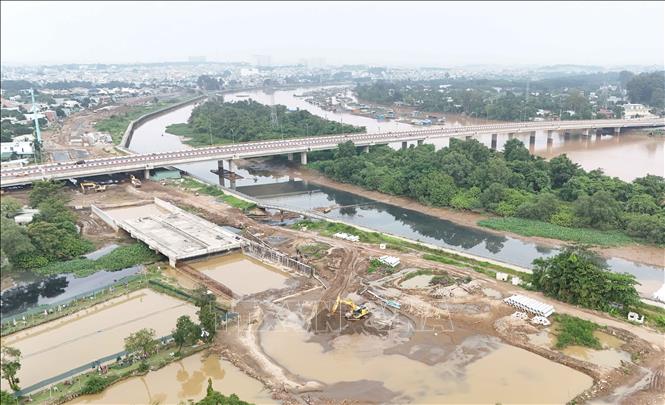 Dự án đường ven sông Cái đã cơ bản hoàn thành giải phóng mặt bằng, nhà thầu đang thi công dự án. Ảnh: Công Phong - TTXVN
