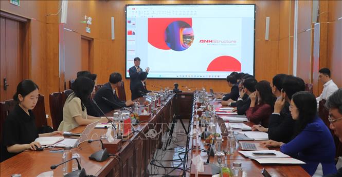 Đại diện đoàn công tác giới thiệu. Ảnh: Nguyễn Hằng - TTXVN