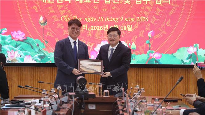 Thường trực Thành ủy Cần Thơ tặng quà lưu niệm cho đại diện đoàn công tác các doanh nghiệp Hàn Quốc. Ảnh: Nguyễn Hằng - TTXVN