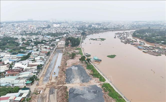 Dự án đường ven sông Cái đã cơ bản hoàn thành giải phóng mặt bằng, nhà thầu đang thi công dự án. Ảnh: Công Phong - TTXVN