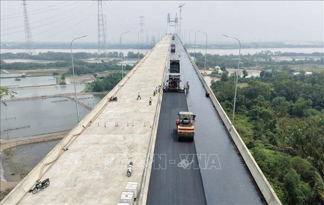 Dự án mở rộng đoạn cao tốc Thành phố Hồ Chí Minh - Long Thành đã cơ bản hoàn thành giải phóng mặt bằng, nhà thầu đang thảm nhựa cầu trên tuyến. Ảnh: Công Phong - TTXVN