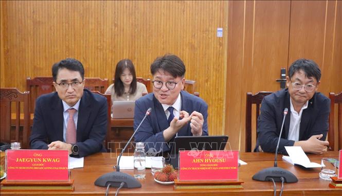 Ông Ahn Hyonsu, Tổng Giám đốc Công ty TNHH ANH Structure, Hàn Quốc, chia sẻ tại buổi làm việc. Ảnh: Nguyễn Hằng - TTXVN