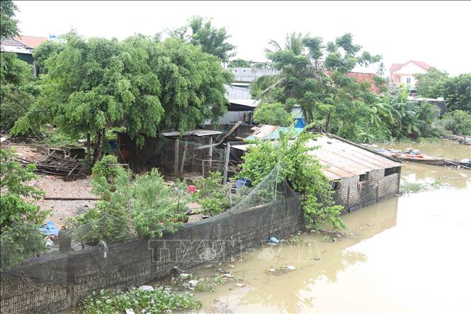Khu chuồng trại chăn nuôi nằm sát mép sông của người dân xóm Đông Kỷ (xã Đức Châu, Nghệ An) đã bị ngập. Ảnh: Xuân Tiến - TTXVN 
