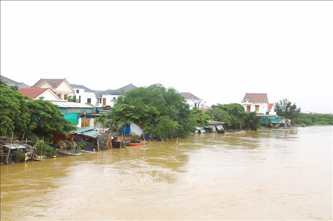 Cụm dân cư xã Đức Châu (Nghệ An) nằm sát bờ sông Bùng đang đối diện với nguy cơ bị ngập lụt, sạt lở do nước sông Bùng dâng cao, chảy mạnh. Ảnh: Xuân Tiến - TTXVN 