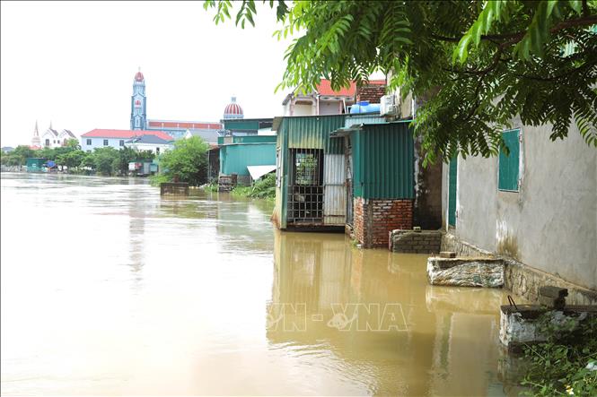 Chiều ngày 18/9/2026, mực nước dâng trên sông Bùng vẫn còn ở mức cao, dòng chảy mạnh có nguy cơ gây ngập lụt, sạt lở, sụt trượt nhiều ngôi nhà ven sông. Ảnh: Xuân Tiến - TTXVN 