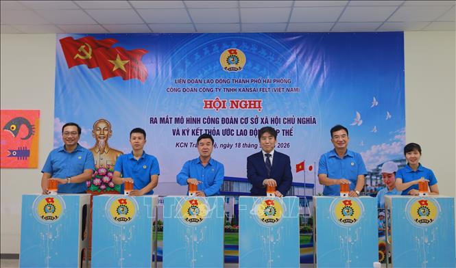 Đại biểu nhấn nút ra mắt mô hình “Công đoàn cơ sở xã hội chủ nghĩa”. Ảnh: Minh Thu - TTXVN