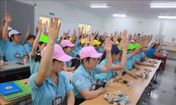 Người lao động Công ty TNHH Kansai Felt (Việt Nam) đồng ý với những nội dung thỏa ước lao động tập thể. Ảnh: Minh Thu - TTXVN