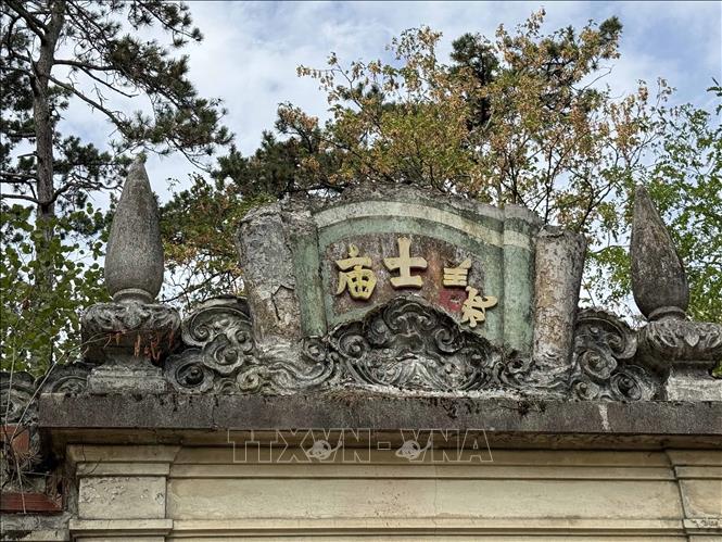 Chi tiết chữ Hán và hoa văn trang trí trên cổng tại khu vực Khuôn viên đình (Esplanade du Dinh) trong Vườn Nông học Nhiệt đới René-Dumont, nơi lưu giữ nhiều dấu tích văn hóa Đông Dương qua hơn một thế kỷ. Ảnh: Hữu Chiến - PV TTXVN tại Pháp