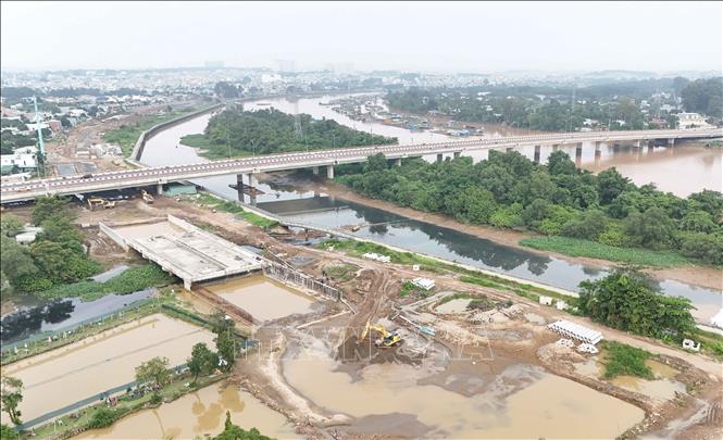  Dự án đường ven sông Cái đã cơ bản hoàn thành giải phóng mặt bằng, nhà thầu đang thi công dự án. Ảnh: Công Phong - TTXVN