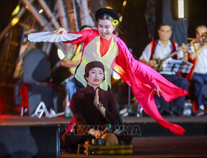 Những làn điệu Chèo truyền thống được giới thiệu tới công chúng qua các trích đoạn quen thuộc. Ảnh: Khánh Hoà - TTXVN