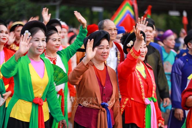 Mở màn chương trình là màn diễu hành nghệ thuật, các nghệ nhân, nghệ sĩ trong trang phục truyền thống đặc trưng của Chèo, Tuồng và Ca trù tạo nên một bức tranh lễ hội vô cùng ấn tượng. Ảnh: Khánh Hoà - TTXVN
