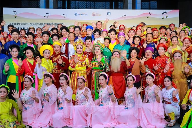 Chương trình quy tụ 6 câu lạc bộ nghệ thuật truyền thống tiêu biểu của Hà Nội, đại diện cho ba loại hình Chèo, Tuồng và Ca trù. Ảnh: Khánh Hoà - TTXVN