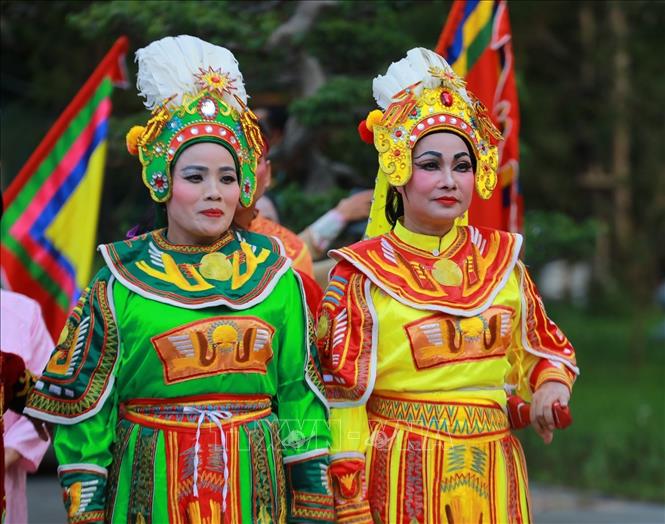 Mở màn chương trình là màn diễu hành nghệ thuật, các nghệ nhân, nghệ sĩ trong trang phục truyền thống đặc trưng của Chèo, Tuồng và Ca trù tạo nên một bức tranh lễ hội vô cùng ấn tượng. Ảnh: Khánh Hoà - TTXVN