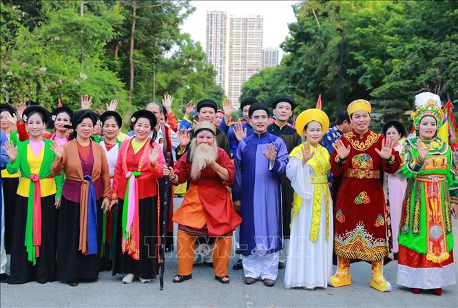 Mở màn chương trình là màn diễu hành nghệ thuật, các nghệ nhân, nghệ sĩ trong trang phục truyền thống đặc trưng của Chèo, Tuồng và Ca trù tạo nên một bức tranh lễ hội vô cùng ấn tượng. Ảnh: Khánh Hoà - TTXVN
