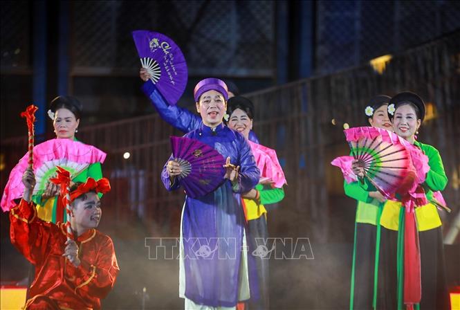 Các nghệ nhân, nghệ sĩ mang đến những tiết mục được gìn giữ và thực hành trong đời sống cộng đồng. Ảnh: Khánh Hoà - TTXVN