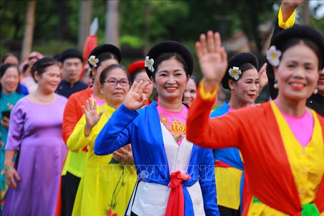Mở màn chương trình là màn diễu hành nghệ thuật, các nghệ nhân, nghệ sĩ trong trang phục truyền thống đặc trưng của Chèo, Tuồng và Ca trù tạo nên một bức tranh lễ hội vô cùng ấn tượng. Ảnh: Khánh Hoà - TTXVN
